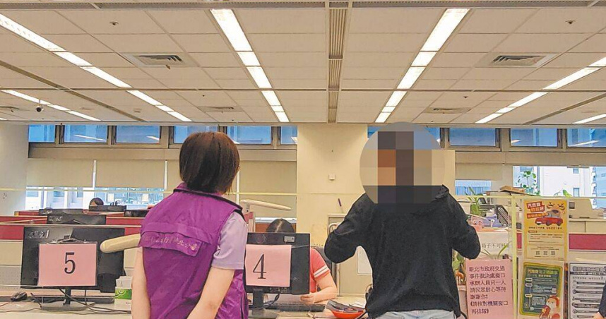 林婦的女兒（右）幫忙繳清36萬元酒駕罰鍰，保住林婦替孫子投保的壽險保單免於被扣押。（圖／行政執行署新北分署提供／中國時報張鎧乙新北傳真）