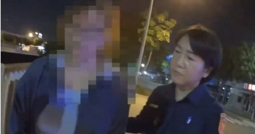 女看護轉職車手賺快錢，首日取款被逮當場崩潰癱倒。（ 圖／翻攝畫面）