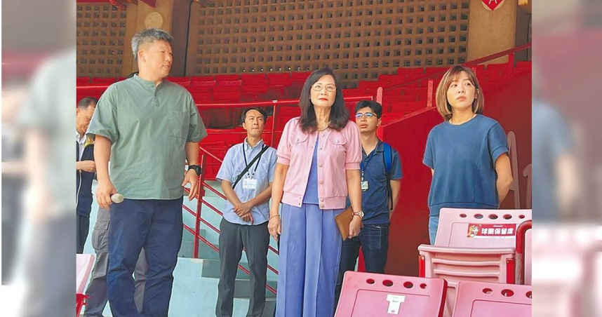 國民黨台北市議員秦慧珠（中）、民眾黨議員黃瀞瑩等人16日赴天母棒球場考察，指出觀眾席頂棚範圍及細節不明確。（圖／中國時報張珈瑄攝）