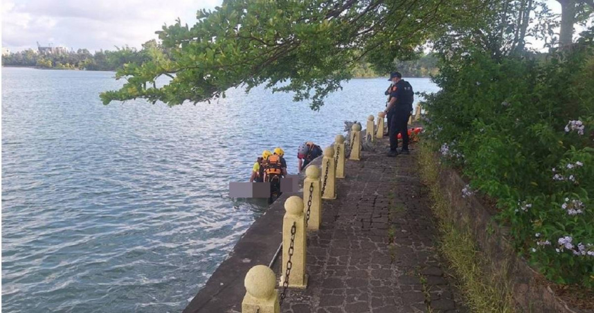 高雄市鳥松區澄清湖富國島20日下午發生一起落水事件，一名年約73歲的宋姓女子被發現趴浮湖面，民眾見狀急報案求助，警方與消防人員獲報後迅速趕抵，現場立即拉起封鎖線並展開搜救，女子被打撈上岸時已無生命跡象。（圖／警方提供／中國時報記者林雅惠高雄傳真）