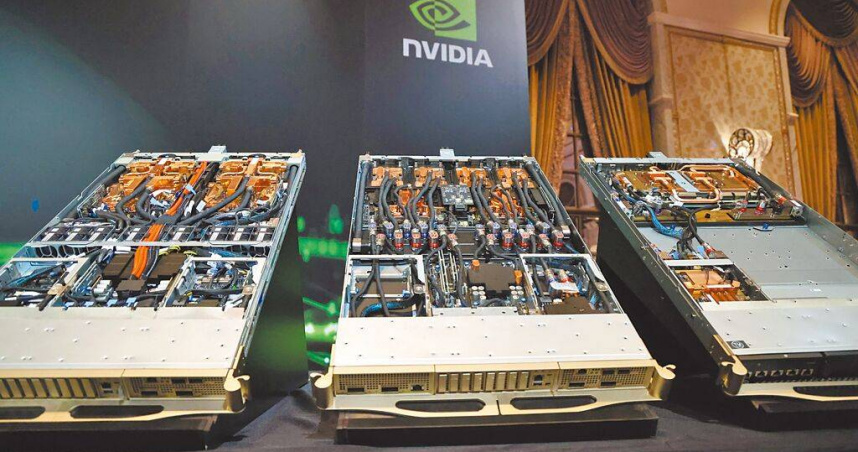 美國總統川普4月9日宣布高額關稅暫緩90天，帶動市場提前備貨，讓台灣半導體用電量強勁成長7.18％，電力景氣燈號由「黃紅燈」轉為亮熱絡的「紅燈」。圖為輝達5月21日展示晶片產品。（圖／中國時報姚志平攝）