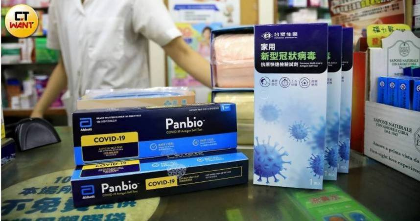 新冠疫情持續升溫，不少民眾急尋快篩應急，甚至翻出家中過期試劑檢測。（示意圖／周志龍攝）