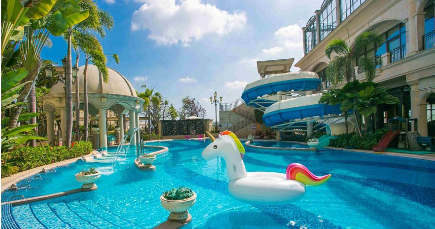 義大皇家酒店於暑假期間每日下午4點推出池畔「消暑泡泡趴」活動，要讓消費者今年暑假，避暑同時還能體驗到海邊玩耍的樂趣。（圖／義大皇家酒店提供）