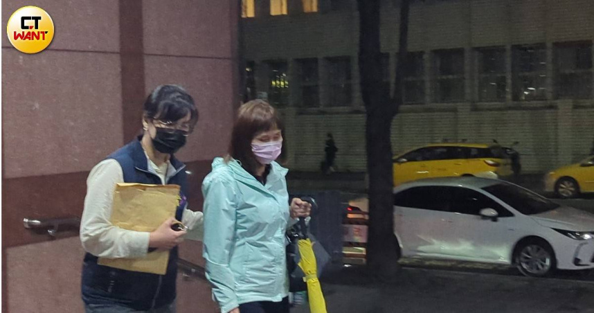 陳歐珀老婆徐慧諭3日晚間9時許抵達北檢複訊。（圖／林冠吟攝）