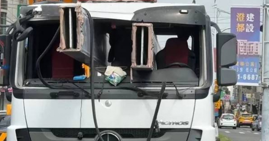 嘉義縣168縣道發生驚悚事故，曳引車遭休旅車超車碰撞，導致載運的鋼樑插進車頭。（圖／翻攝畫面）