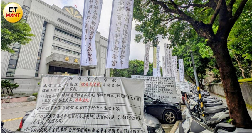 來自台南的陳姓男子不滿法院判決，把車停在最高法院前的停車格內，並掛上抗議布條與旗幟。（圖／甯其遠攝）