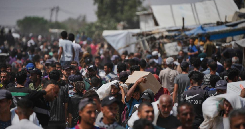 巴勒斯坦人在加薩走廊南部拉法赫搬運裝有食品和人道主義援助包裹的物資。（圖／達志／美聯社）