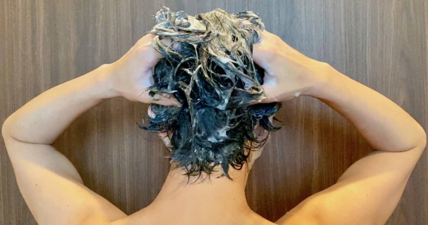 柯博桓指出，洗髮精裡的防腐劑可能讓頭皮屏障功能受損，導致掉髮情況惡化。（示意圖／翻攝自photoAC）