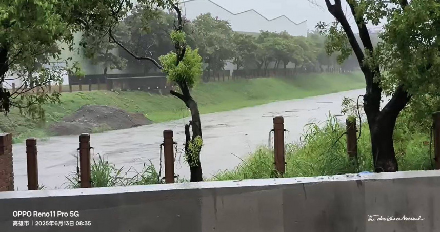 高雄多地區出現積淹水災情。（圖／翻攝自臉書／高雄人淹水大小事）