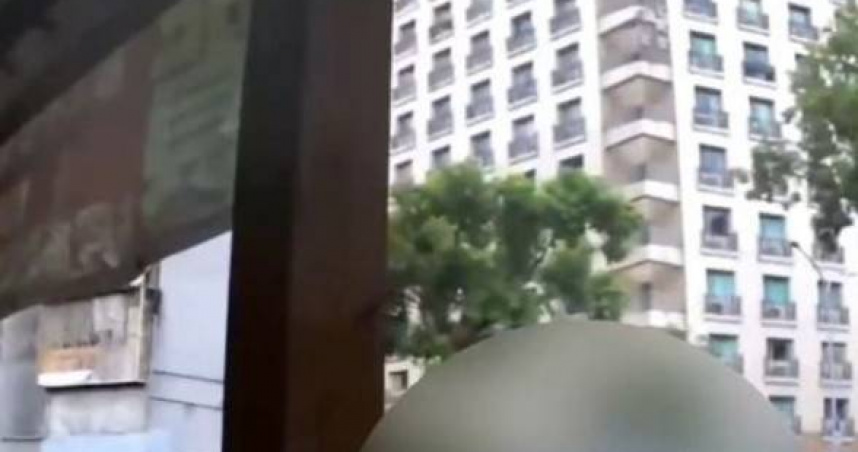 台中1名婦人在公園乘涼時，突遭不明人士從後方扔物品，導致她頭部遭砸腫脹。（圖／翻攝畫面）