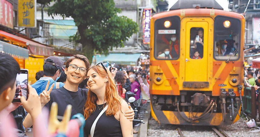 人事總處最新規定，未來只補假不補班，旅行業者表示樂見。圖為清明連假新北十分老街遊客與火車合影。（圖／報系資料照）