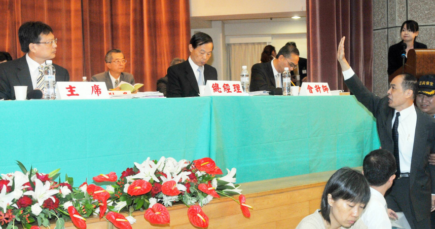 在14年前的國票金控股東會上，即見耐斯集團代表反對併購大都會人壽的火爆場面。圖為2010年6月25日國票金控股東會，董事長洪三雄（左）。（圖／報系資料）