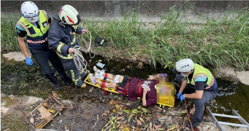 彰化縣彰化市田坑路一段、石牌國小後方23日上午有婦人騎車行經該處時，疑似恍神直衝跌入大排水溝內。（圖／翻攝畫面）