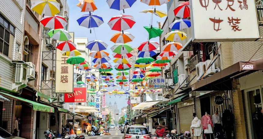 高雄後驛商圈以成衣批發聞名，更布置有200支天空雨傘打造商圈特色意象，不過歷經多年使用不少雨傘已嚴重破損，讓地方擔憂反成傷人武器。（圖／中國時報任義宇攝）