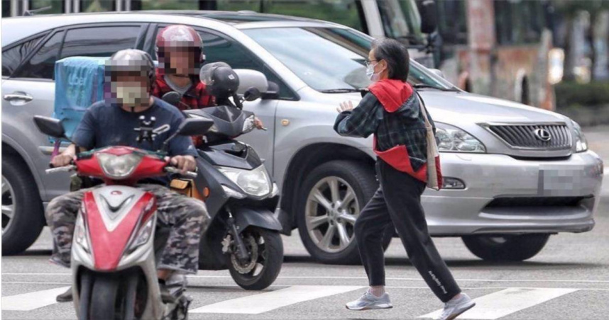 交通部長陳世凱呼籲行人過馬路時專心勿違規，應快速走，滑手機會被抓，一席話引發熱議。（示意圖／報系資料照片）