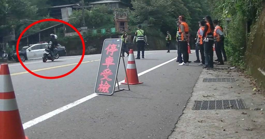 張姓男子騎改裝機車懸掛偽造車牌，載女友跑北宜公路時闖臨檢站被警方查獲。（圖／翻攝畫面）