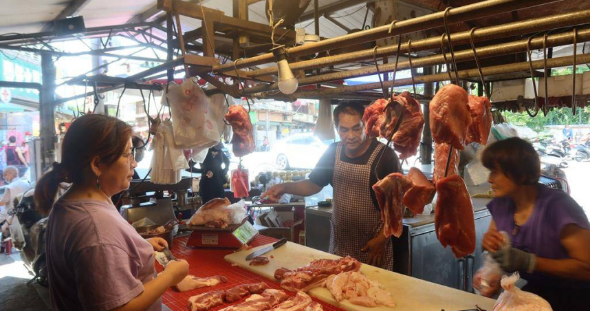 國產豬數量不足以因應市場所需，近來民眾明顯發現不只菜價漲，豬肉價格也變貴，為調節市場，肉品市場將在7月30日休息1天，傳統豬肉攤商也將在隔日休市。（圖／報系資料照）