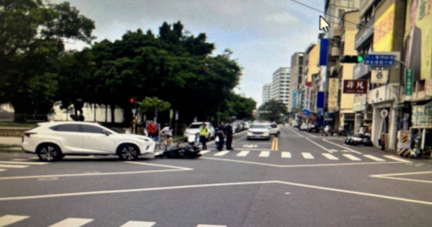 台南市中西區7月30日發生1件小車禍，被撞倒的機車騎士發現小客車女車主名字與北韓領導人相同，覺得十分意外。（圖／讀者提供）