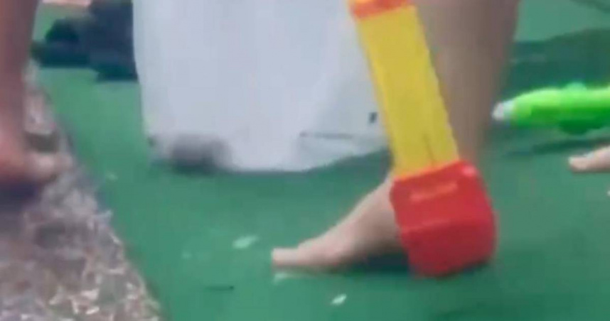 有遊客3日驚見「一大條」排泄物在水中悠游。（圖／民眾提供）