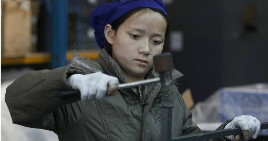 中國大陸多地明定女職工可休痛經假（生理假）的話題再度登上熱搜。（圖／達志／美聯社）