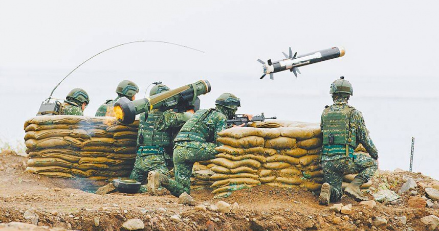 在對等關稅綁軍售情況下，就算軍購特別預算再加碼疊高，台灣沒有說不的機會。圖為標槍飛彈向海面目標射擊。（圖／軍聞社）