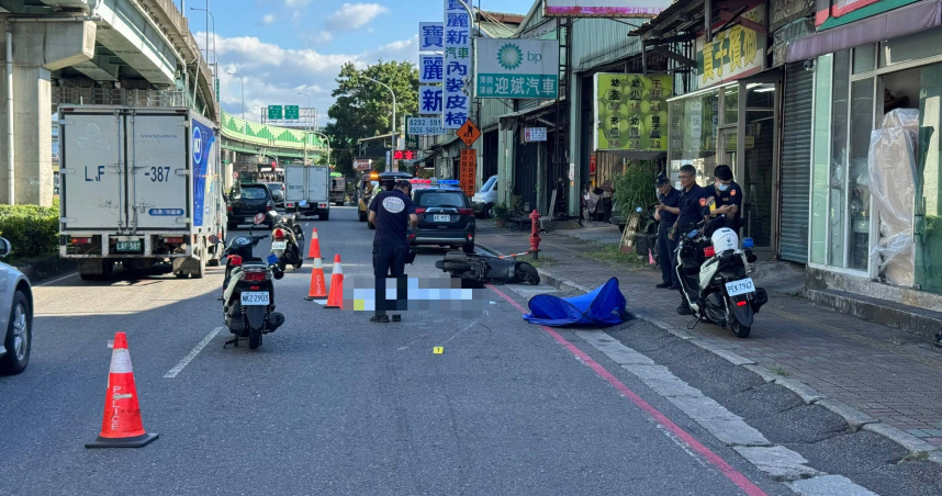 新北五股今發生死亡車禍，騎士捲砂石車底殞命。（圖／翻攝畫面）