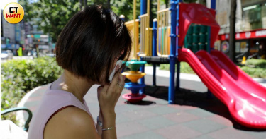 看完孩子在學校受到老師不當管教的影片後，曉曉媽心痛不已。（圖／周志龍攝）