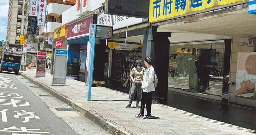 夏季氣溫高，不少台北市民反映等公車時沒有地方遮蔽，議員建議增加候車亭。（圖／中國時報張珈瑄攝）