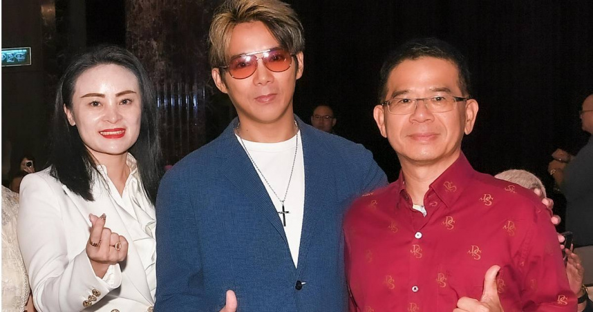 陳子強出席生技記者會，左為星寶生技董事長王宥勻，右為台灣企業產經協進會唐偉智。（圖／星寶生技）