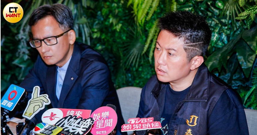 賓賓哥和律師陳志偉陪同下出席記者會。（圖／趙文彬攝）