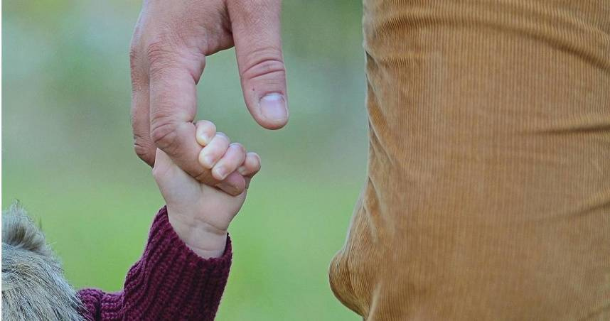 老先生隨著年齡增長，愈發執著於金錢，與孩子們外出就餐從不付錢。（示意圖／翻攝pixabay）