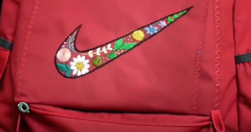 陝西一名男子分享媽媽幫他縫的「NIKE」背包。（圖／翻攝自黑大帥哥抖音）