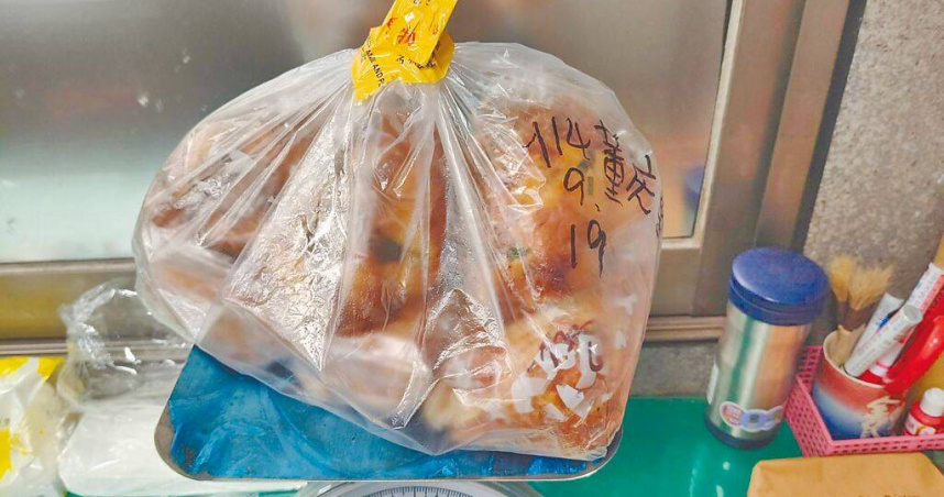 金門小三通水頭碼頭海關19日查獲董姓男陸客身上暗藏肉鬆麵包企圖闖關，開罰20萬元；董男拒繳罰金，遭原船遣返回廈門。（圖／民眾提供／于家麒金門傳真）