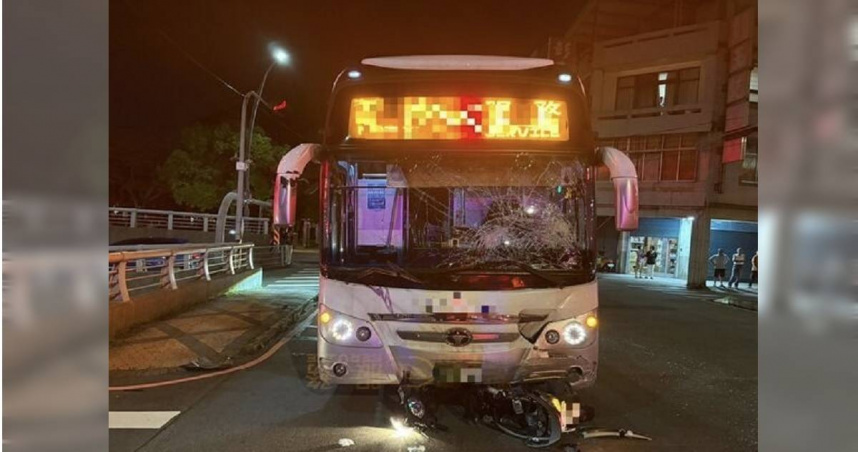 苗栗客運猛撞聯大機車，2男大生命喪地下道口。（圖 ／翻攝畫面）