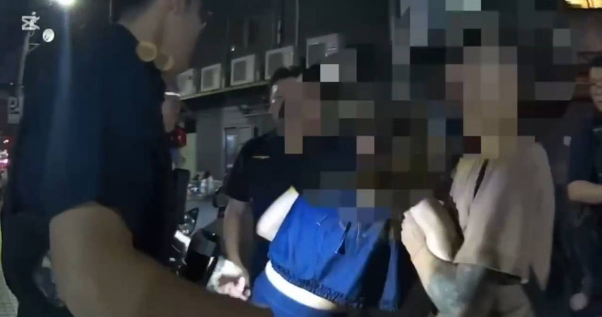 陳男（右1）酒駕載女性友人上路，拒檢推擠員警遭強制管束。（圖／翻攝畫面）