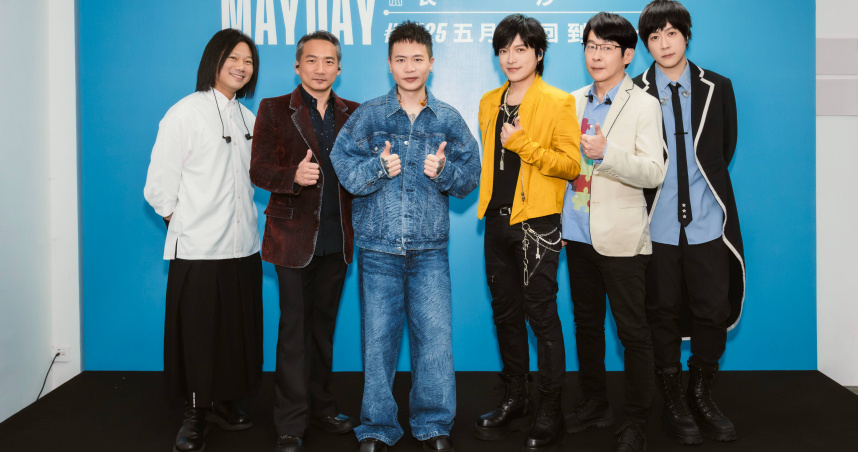 蕭秉治圓夢與五月天在背板拍照。（圖／相信音樂提供）