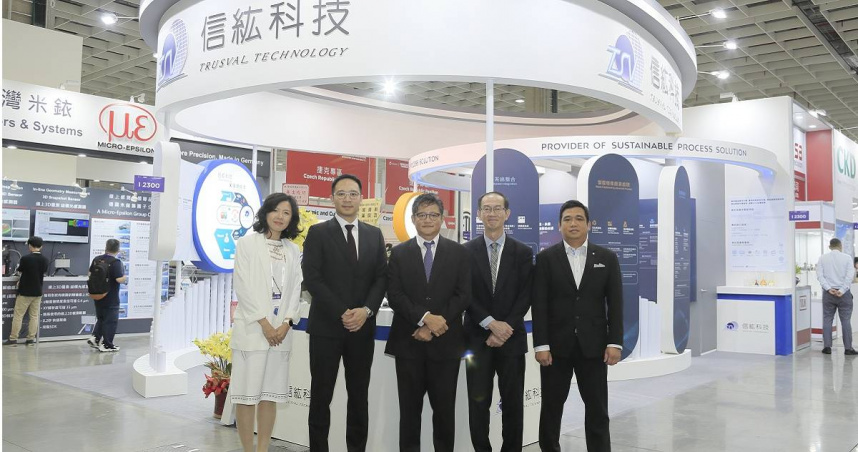 海外擴廠需求增，信紘科強化在地供應鏈，助未來營運穩健成長。圖右3為信紘科董事長簡士堡。（圖／信紘科提供）