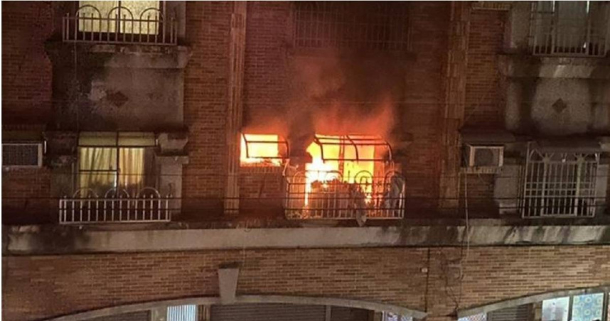 高雄大寮民宅凌晨傳出火警。（圖／翻攝自《三立新聞網》）