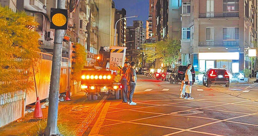 國民黨台北市議員王欣儀質疑，市府推動「智慧路燈」進展緩慢，且損壞後長期仰賴市民或里長通報，停留在「人工巡查、被動報修」舊模式。圖為公園處修繕路燈示意圖。（圖／翻攝畫面）