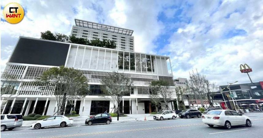 花蓮潔西艾美酒店於2023年營運，不過面中正路大馬路的商場至今遲遲未開幕，據離職員工、商仲等可靠消息，飯店正低調出售中。（圖／黃耀徵攝）