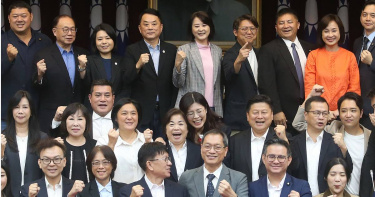 準國民黨主席鄭麗文（2排右4）當選後便直赴立法院國民黨團，因為立法院的支持將有助於鄭麗文黨務推動順利。（圖／報系資料照）
