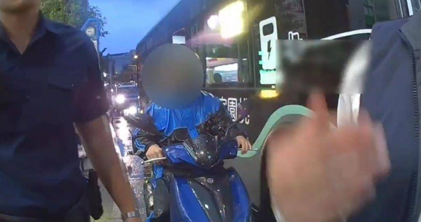 桃園市有高中生22日放學時，劉姓駕駛疑似認為有學生逃票，引發糾紛。（圖／翻攝照片）