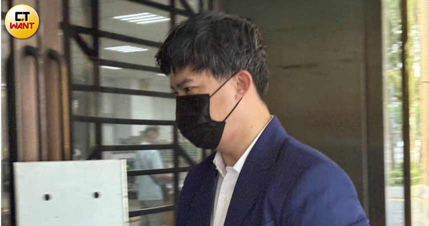 柯晨皓抵達北檢。（圖／翁靖祐攝）