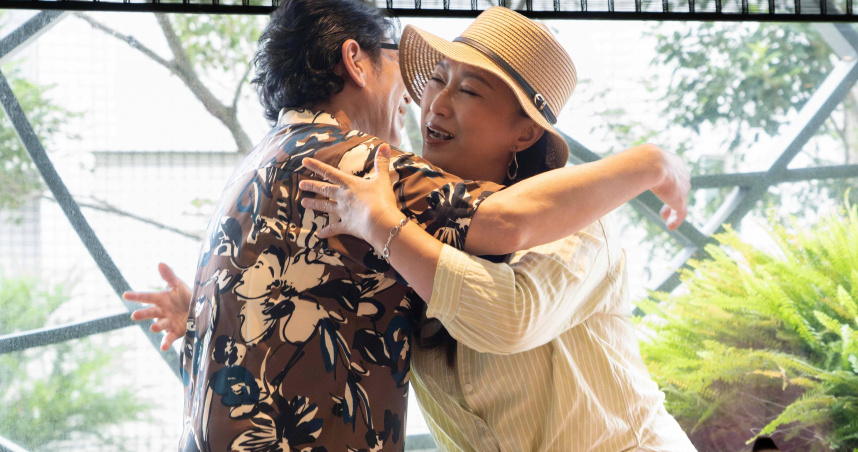 王瑞霞（右）笑稱自己被「騙」來參加節目，自嘲多年形象全數崩壞。（圖／東森提供）