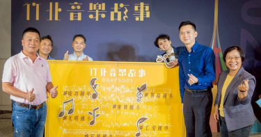 新竹縣竹北市長鄭朝方（右2）與地方民代邀請大家29日到竹北縣政六路聽音樂故事。（圖／翻攝自竹北市公所媒體群組）