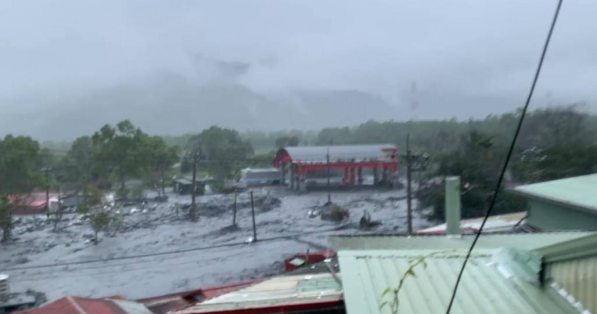 馬太鞍溪水暴漲，溪水自10日至今仍持續溢流進萬榮鄉明利村。（圖／翻攝畫面）