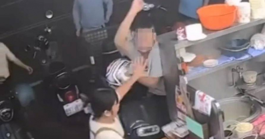 男持「木製武士刀」砸店員放下後竟又徒手狂毆女店員。（圖 ／翻攝社會事新聞影音畫面）