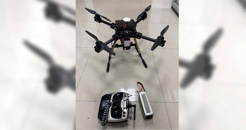 羅男用無人機空投威士忌以及檳榔至花蓮監所。（圖／翻攝畫面）