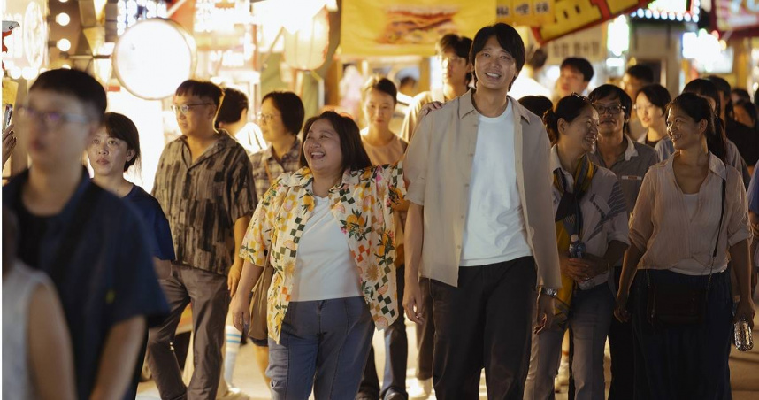 鍾欣凌(左)和信在《我們的藍調時光》逛夜市，有著36公分的最萌身高差。（圖／米神國際）