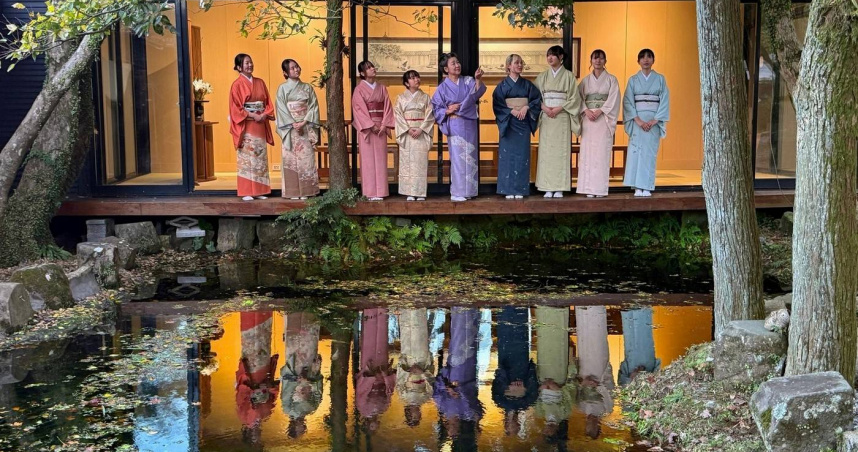 陽明春天茶道教室前和服盛裝的日本留台女大生。（圖／吳德亮攝影）